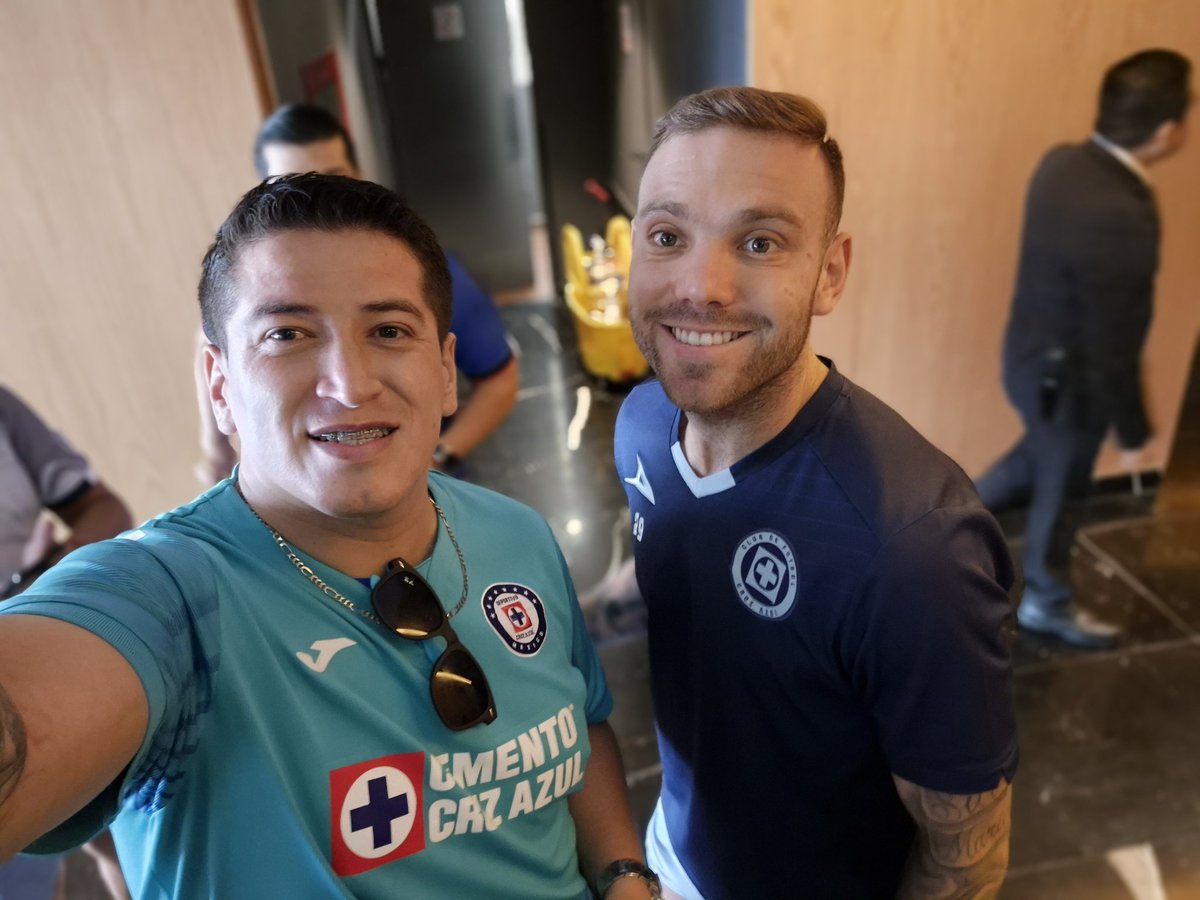 Segunda parte de fotos chidas con los héroes del Cruz azul 🫶🏻 💙