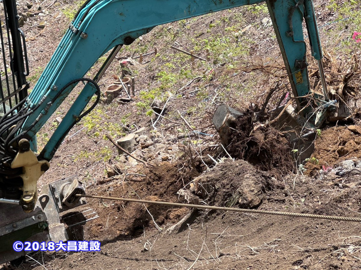 写真は福島県南会津で行われている工事の模様です。斜面で伐根という作業をするRCMを撮影しています。伐根とは木の切株を根っこごと取り除くことです。この現場では約70ほどの切株を処理ということです【2024年5月15日撮影】大昌建設の会社情報やお問い合わせ先はこちらから→lit.link/7705