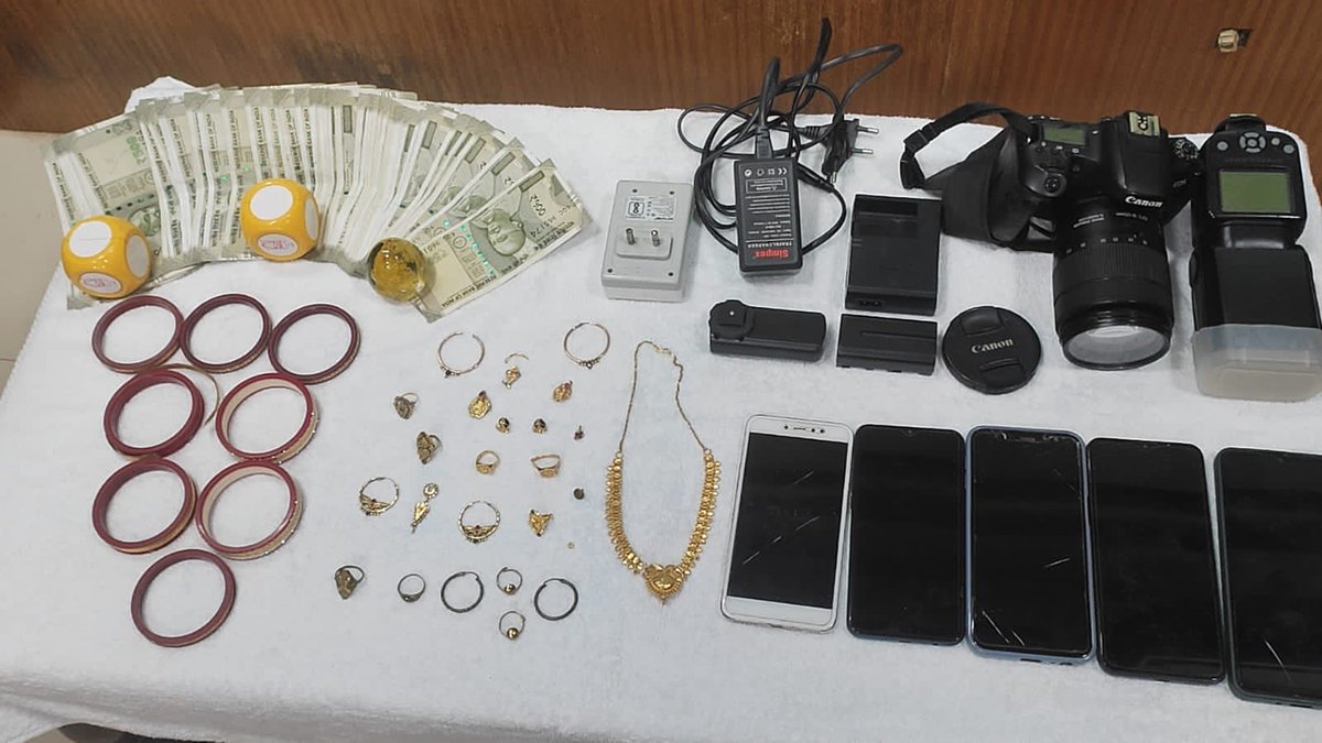 Swift action by Nandankanan Police! A seasoned burglar arrested who committed burglary in Bhubaneswar city with seized Gold ornaments, 5 mobiles, a Canon camera & cash of Rs.37,000/- from his possessions.
#WeCareWeDare