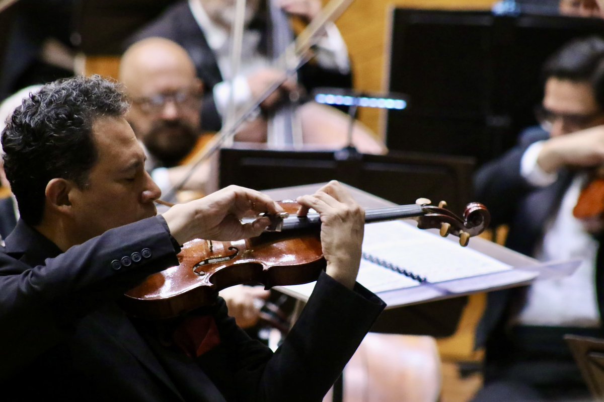 OSEMoficial's tweet photo. Agradecemos a nuestro público que esta noche nos acompañó en la Sala Felipe
Villanueva, para disfrutar del #Programa13 bajo la dirección del maestro @maciasrodrigo_.
Felicitamos a nuestro compañero, Luis Vital, violinista, por su magistral interpretación 👏🏼
#La150 https://t.co/jBbE9lvDnH