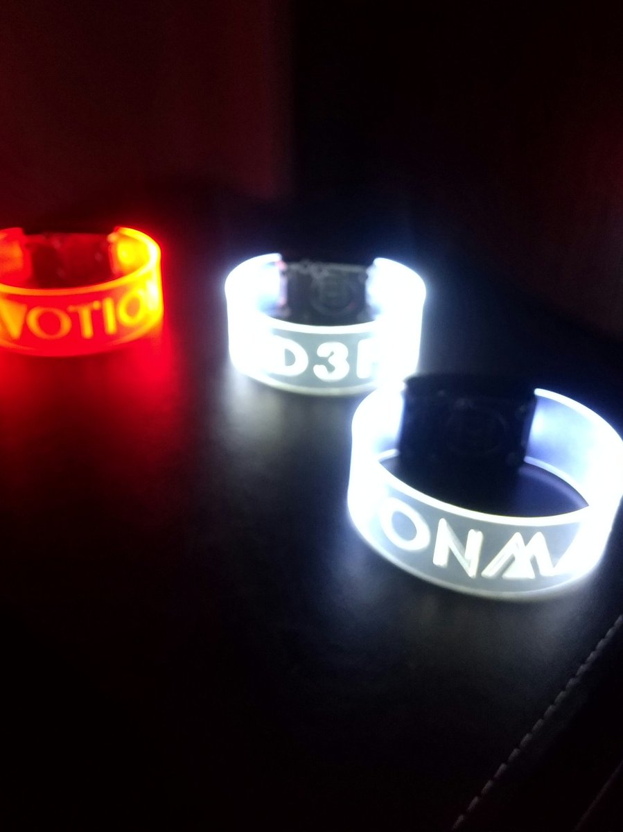 ついに電池交換!
赤いライトは仙台の一日目に購入し、先日の大阪城ホールで瀕死でした。。計12公演一緒に参戦。
結構電池持ったなぁ～。
S3Fもちょっと弱々しくなってたので交換しました。

マグネットライトは大事な仲間です✨

#TMNETWORK 
#ＹＯＮＭＡＲＵ
#FANKS
#Kアリーナ
#TM40