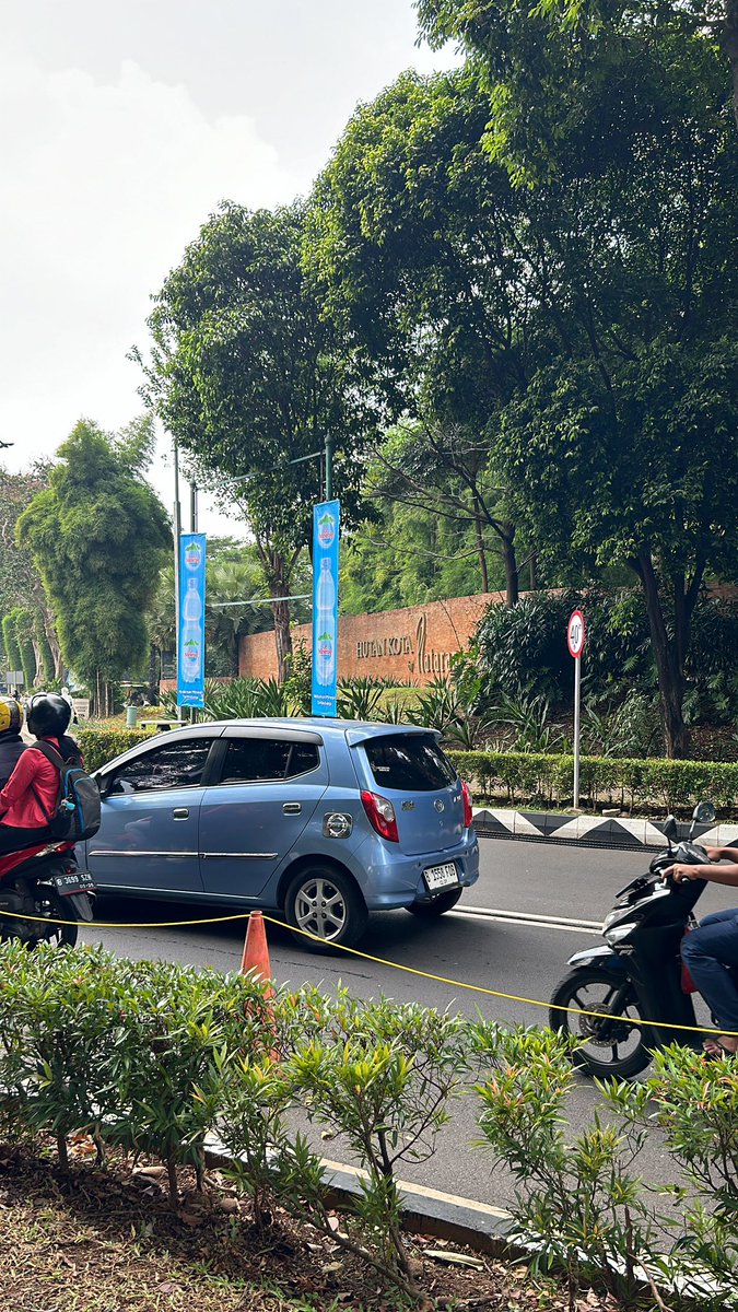 Aku deket tulisan hutan kota ya cari aku aja yang rambutnya semi warna ungu baju item buat freebiesnya😉❤️‍🔥