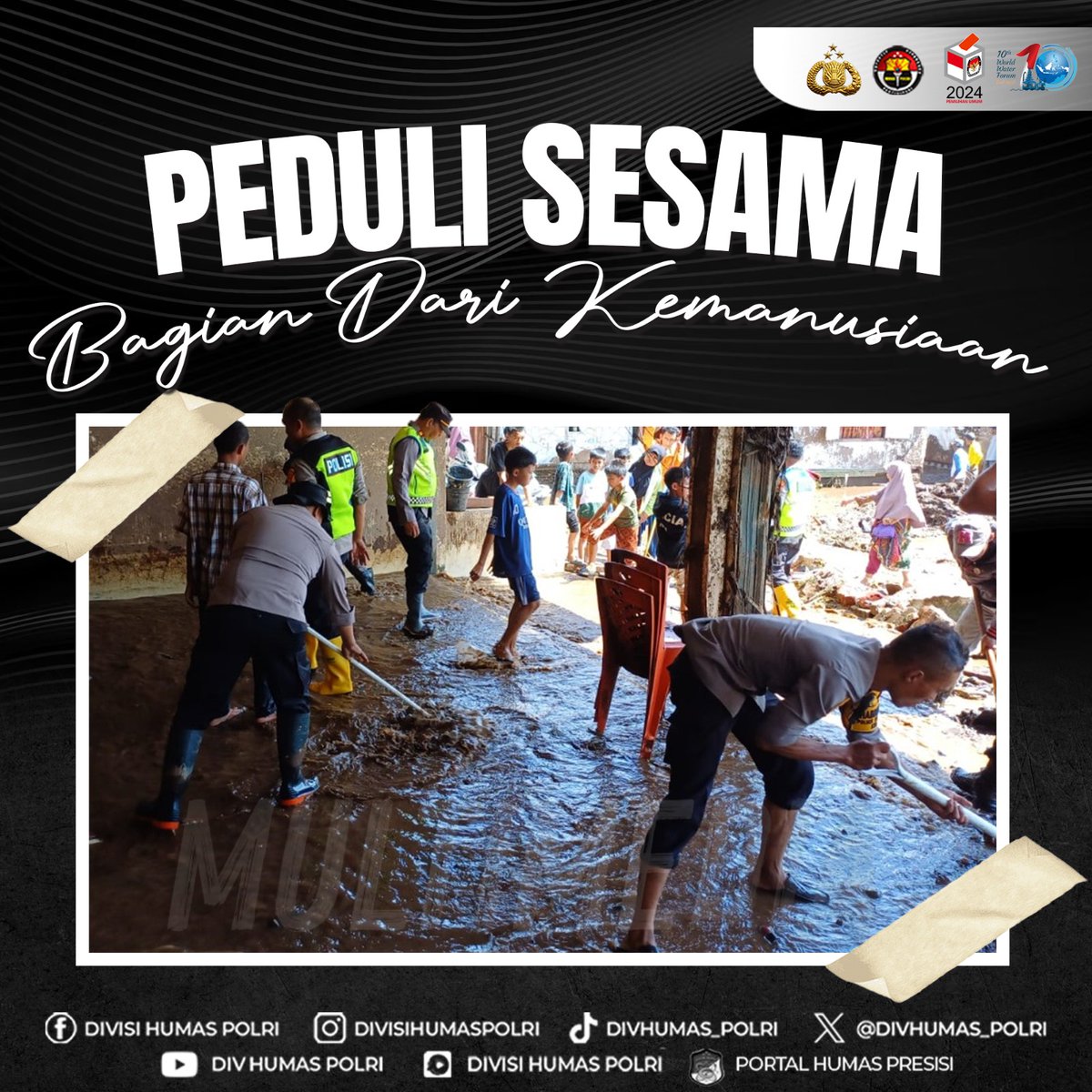 Kompak Saling Bantu Potret Korps Bhayangkara saat bergotong-royong membersihkan sisa-sisa material pascabanjir bandang yang melanda wilayah Sumatera Barat beberapa waktu lalu. #BersamaSiagaBencana