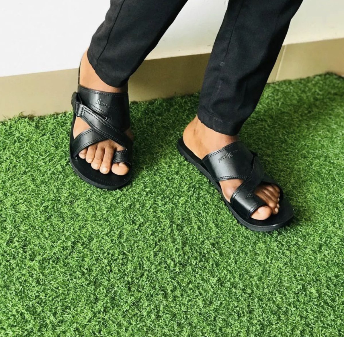 Hizi Hapa Ni Aina Ya Sandals Unazoweza Kuvalia Na Kanzu Kwa Low Bajeti 🔸 Price 15k 🔸Size 40-46 🔸Zinapatikana Pia Bei Ya Jumla ☎️ 0688759534 📍Dsm Delivery Ipo