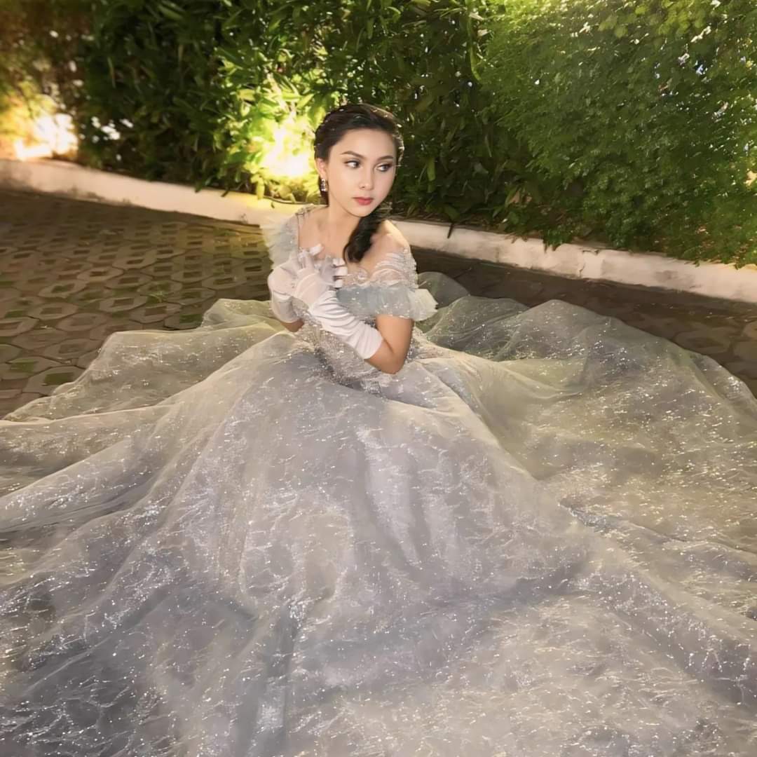 Sparkles and dreams come true ✨

#Rai #RaiofSunshine #PurpleRai #ballgown #blue #cinderella #fairytale #mood #vibes #weekend #selflove #selfloveisthebestlove #picoftheday #photo #photooftheday #sparkles #enchanted