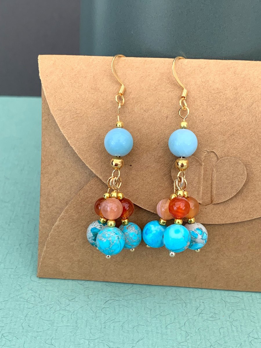 This fun boho style pair of beaded earrings feature blue aquamarine, orange agate and turquoise sea sediment jasper gemstone. 

Purchase via Etsy: etsy.com/uk/listing/145…

#beadedearrings #danglingearrings #chandelierearrings #goldplatedearrings #blueaquamarine #orangeagate