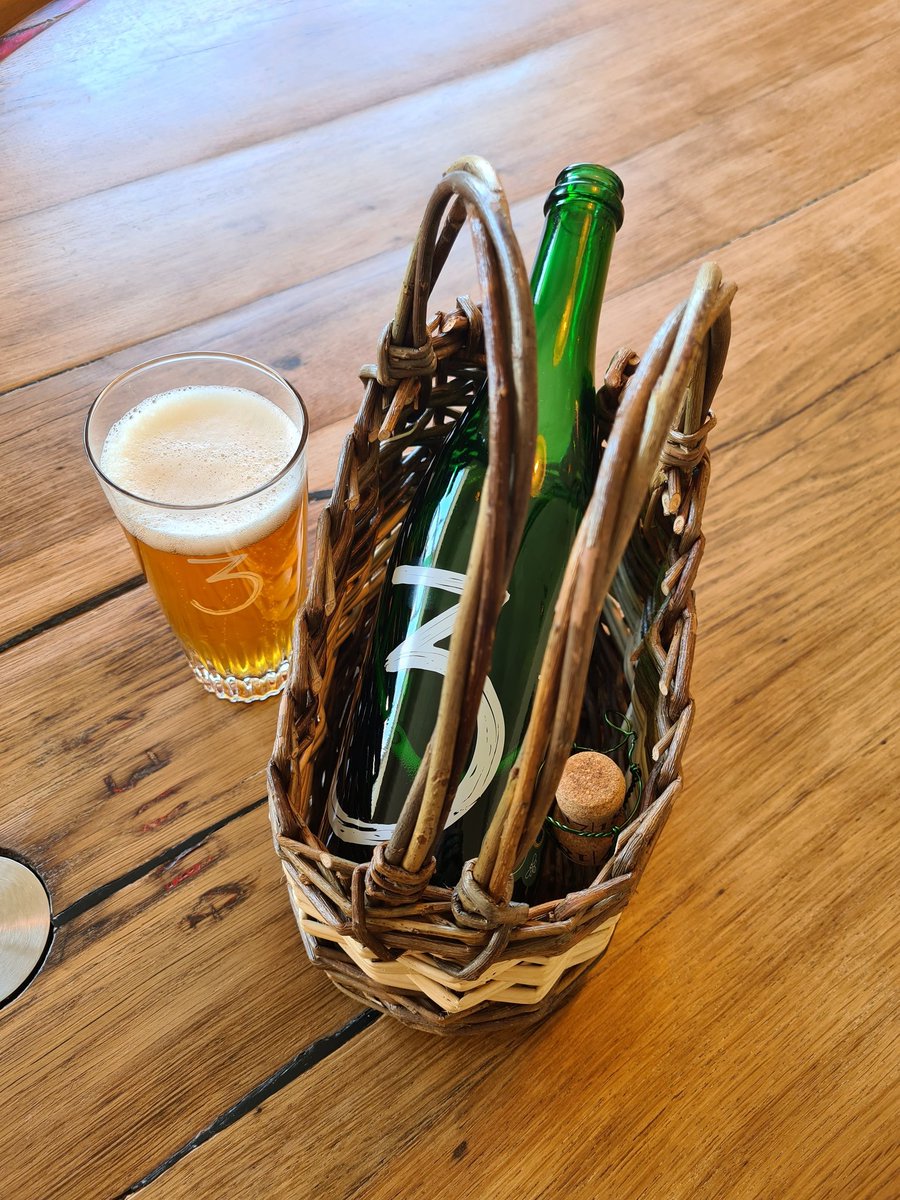 3F means tradition, passion, craftmenship...
And also unforgettable moments. Cheers!

#lambic #geuze #lambiek #oudegeuze #bier #beer #beergeek #belgianbeer #beerlover #beertasting #beertime #beertour #birra #cerveza #birraartigianale #beerlovers #cervezaartesanal #cerveja