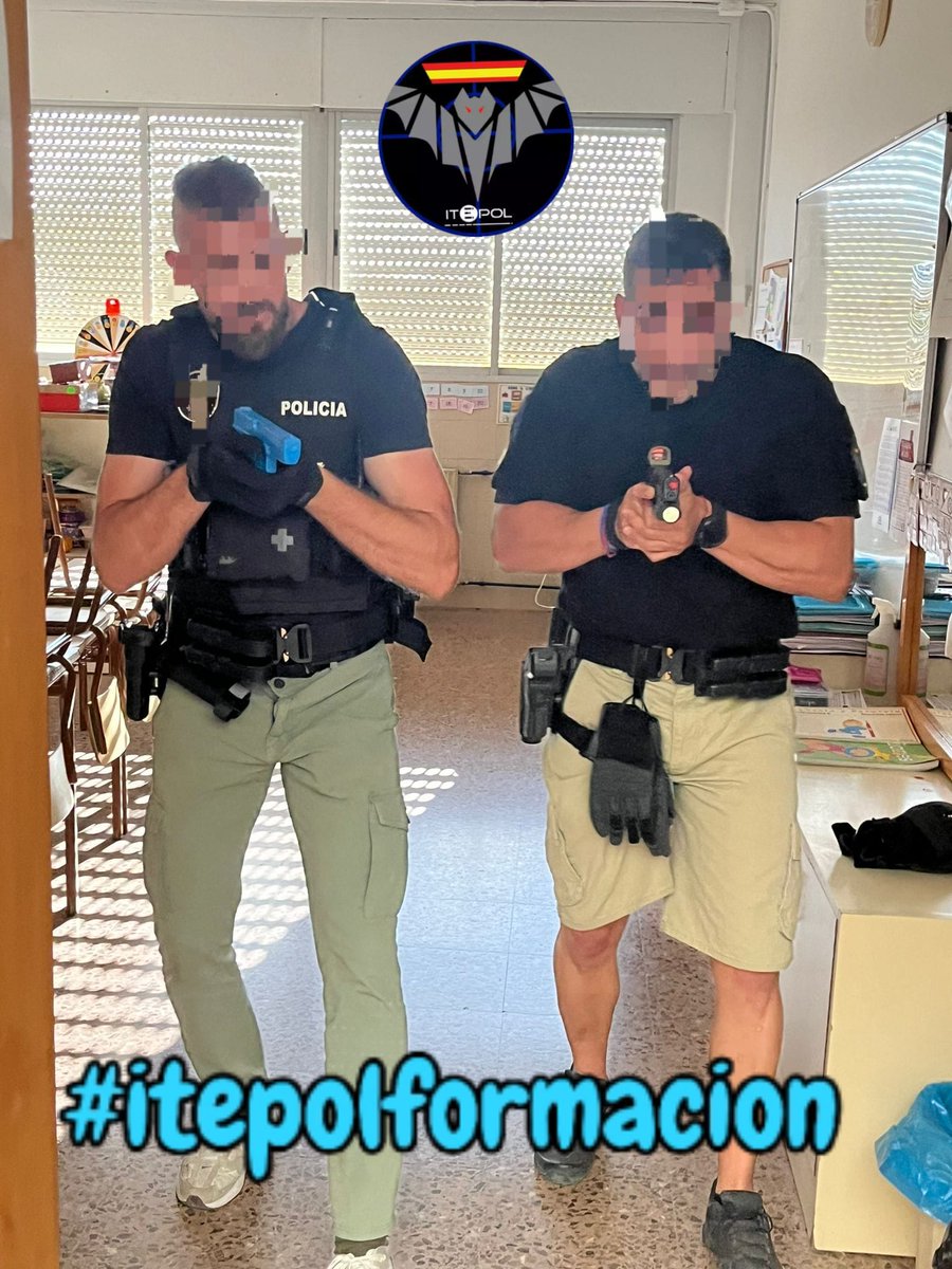 ITEPOL_COM's tweet image. Continuamos con el módulo de PROGRESIÓN EN INMUEBLES 🏢👮🏻‍♂️🔫en la Formación Continua ITEPOL.
Desarrollamos el trabajo de pasillos y análisis de puertas así como la forma óptima de progresar.
🤜🏻💙🖤💙🤛🏻
#itepolepviv #itepolformacion #itepol
#laformacionsalvavidas