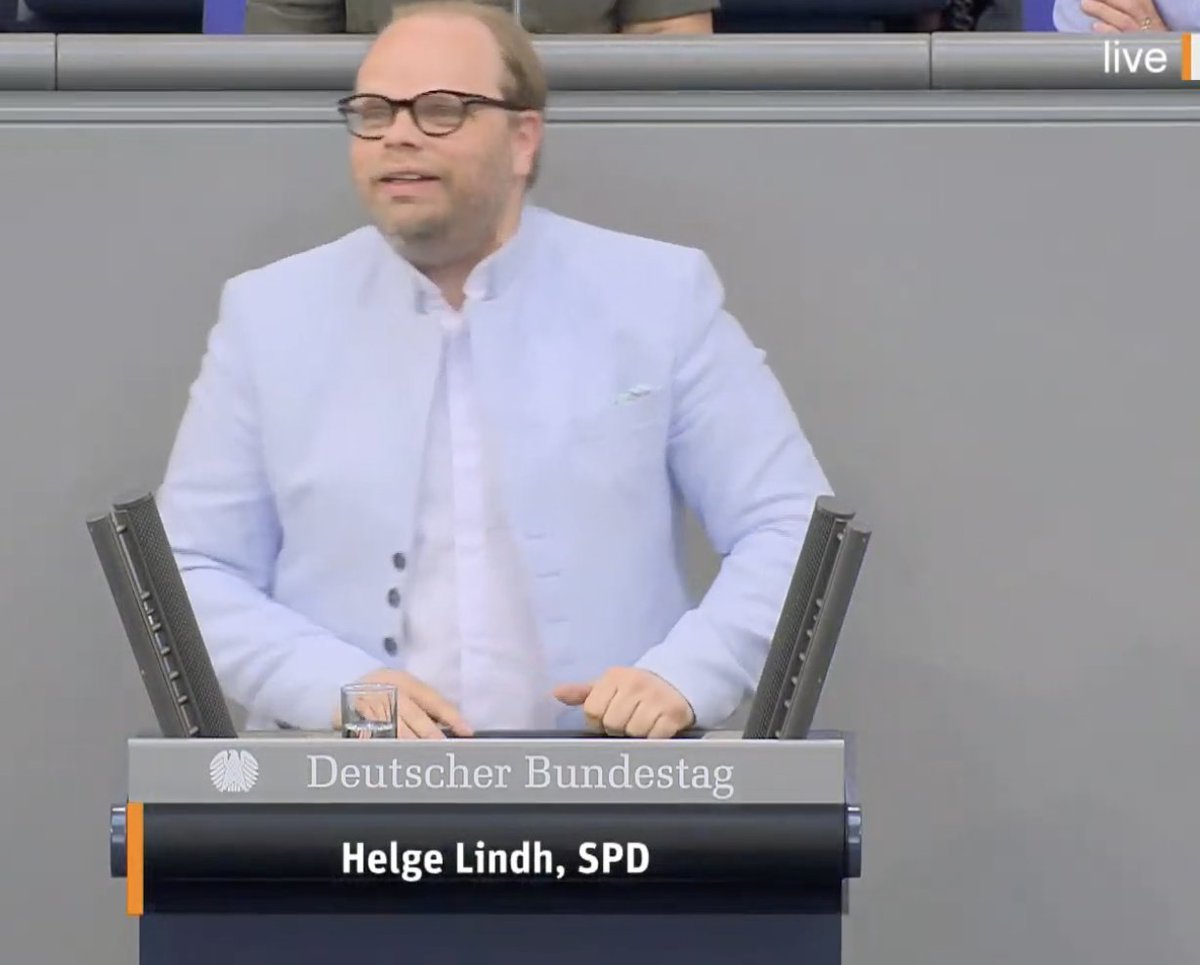 Der SPD Politiker Helge Lindh hat gestern im Bundestag die Nerven verloren. Bei der aktuellen Stunde, wo es eigentlich um die Schleuser-Korruption innerhalb der SPD und CDU gehen sollte, versuchte er maximal vom Thema abzulenken, verhöhnte dadurch die Justiz (die ja in mehreren
