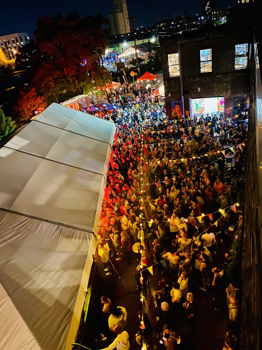 SolarArtsBuild's tweet image. Epic day 1 at Solar Arts at Art-A-Whirl® — The festivities continue 12-8pm Saturday, May 18th! 

#artawhirl #solarartsbuilding #solararts #indeedbrewing