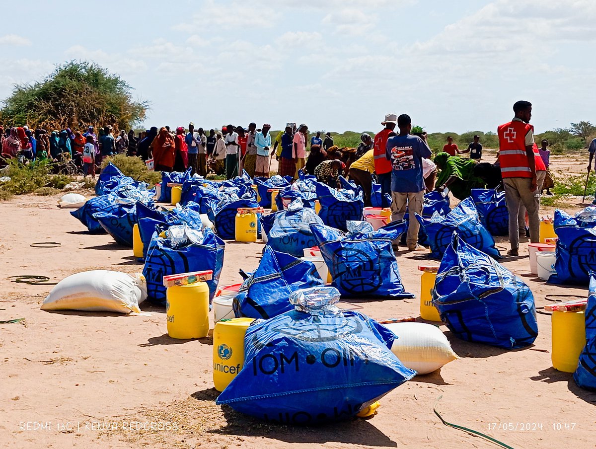 246 families in Mansabubu, Bura East, Garissa County were recently displaced after the River Tana broke its banks, submerging the entire village. These families are currently residing at a camp on higher ground in Mansabubu. The Kenya Red Cross Garissa Branch, together with the