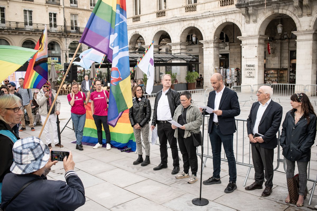 Une centaine de personnes unies contre la haine LGBTIphobe à Bayonne mediabask.eus/fr/info_mbsk/2… @LesBascos