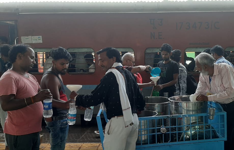 पश्चिम मध्य रेल के सभी स्टेशनों पर गर्मी में लोगों को शीतल पेयजल उपलब्ध कराने के लिए पेयजल की समुचित व्यवस्था प्लेटफार्म पर की गई है जिसका यात्रियों द्वारा लाभ लिया जा रहा है। #IndianRailways