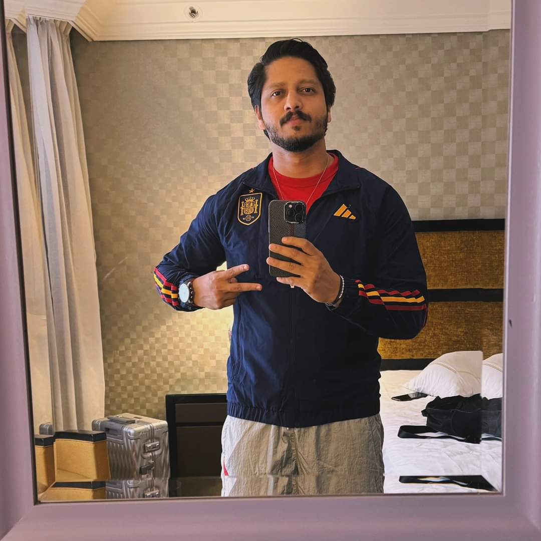 Self Captured #MirrorSelfie 
.
.
.

#branding #marketing #adlife #storebranding #meyonnotes #mastermarketer  #fahadmeyon #brandingidentity #brandingideas #brandbuilding #model  #advertisement #adagency #shooting #acting #actinglife #actorlife