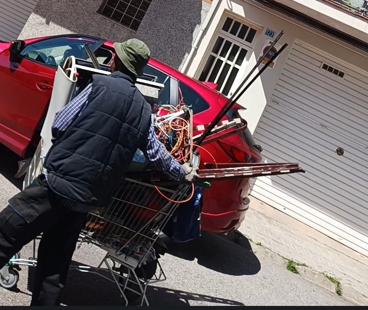 Carrer Girona de Sant Pere Nord de #Terrassa.

Contínuament immigrant rebuscant a la basura. Ho deixen tot fet una merda.

Molt Volem Acollir però els he d'acollir jo al meu barri mentre els wokies esteu a els vostres zones residencials sense cap perill ni degradació.