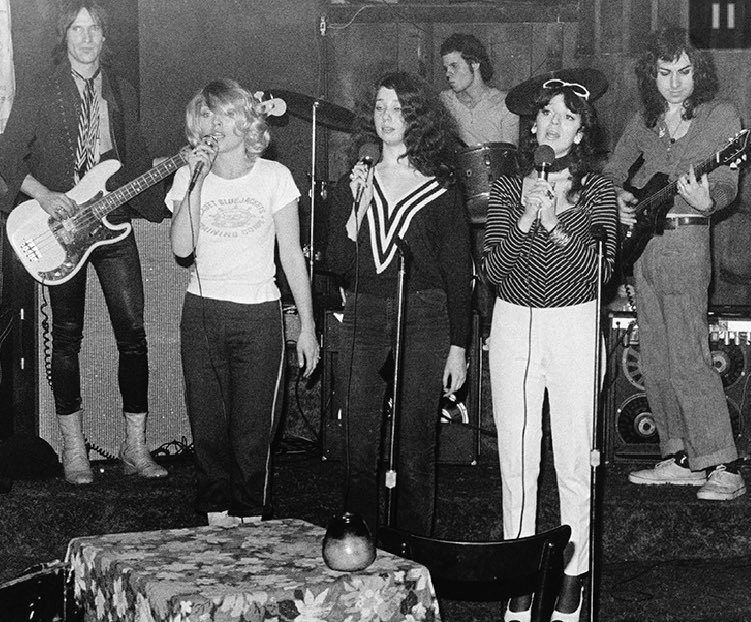 Fred Smith, Debbie, Snooky Bellomo, Billy O’Connor, Tish Bellomo and Chris Stein performing at CBGB 1975 🔥📸 Bob Gruen #SaturdayVibes
