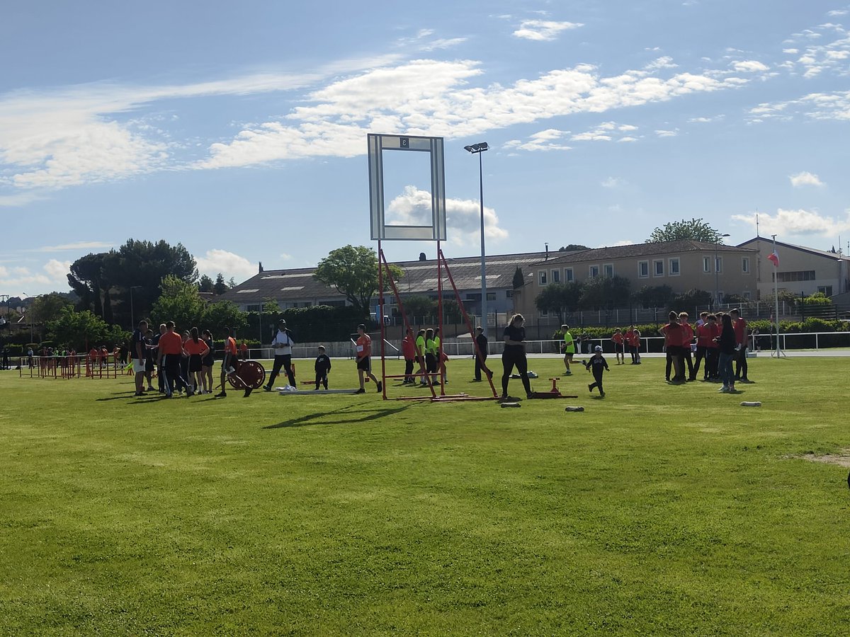 sdis84's tweet image. #sport #PSSP 
150 participants aujourd'hui au challenge départemental de la qualité qui se déroule à #Pertuis organisé par le centre de secours et l'#AmicalePompierPertuis, le #GroupementFormationdusdis84 et l' @udsp84
Merci à tous 👍😉
