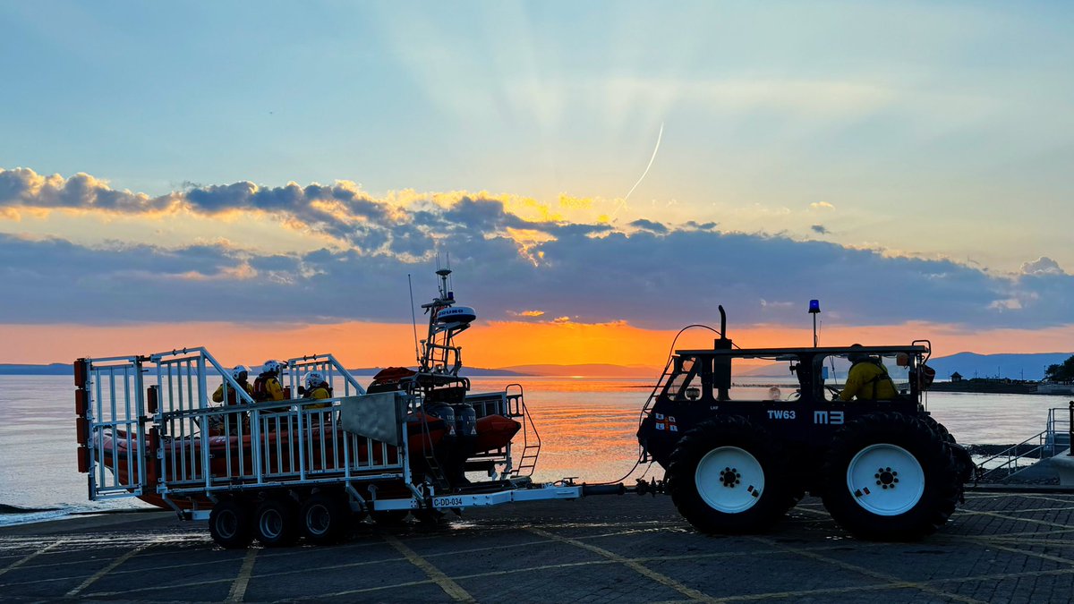 Lovely to catch up with my @RNLI colleagues from @LargsRNLI last night returning from being #outonashout as the sun was setting 🤙 #999Coastguard #SARFamily