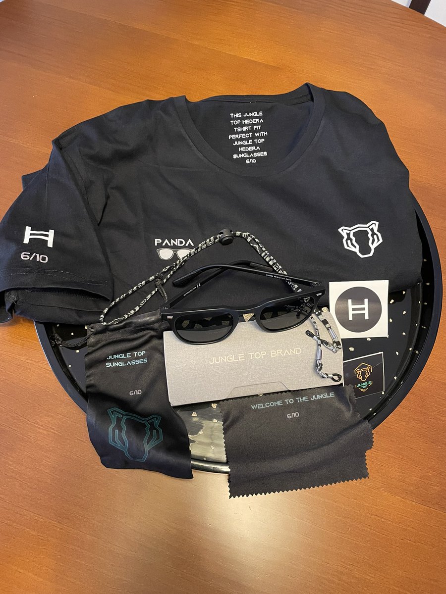 Compras un NFT y te llega todo esto!
Gafas de sol con su funda
Paño y bolsa de gafas personalizadas
Cordón para las gafas
Camiseta personalizada
Pegatina JungleTop
Pegatina Hedera

Y viene empaquetado con cariño todo envuelto con un papel top, gracias @JungleTopBrand