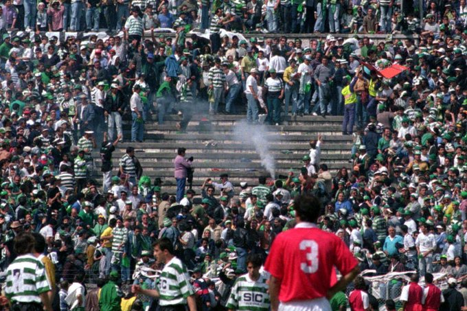 Faz hoje 28 anos de uma das maiores tragédias do futebol português. 
Sportinguista Rui Mendes é atingido por um very light arremessado da bancada do benfica e morre nas bancadas do Estádio do Jamor.
