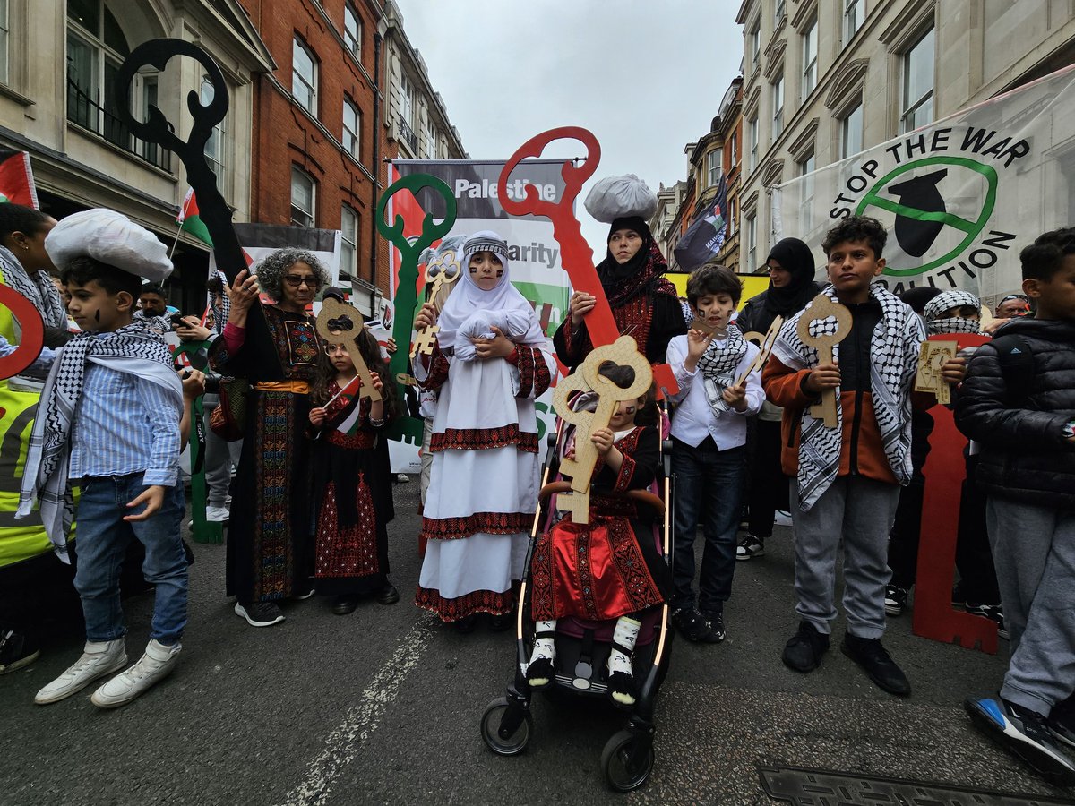 Keys symbolise the right of Palestinians to return to their homeland and live in freedom. #Nakba76 #ExistResistReturn London March for Palestine