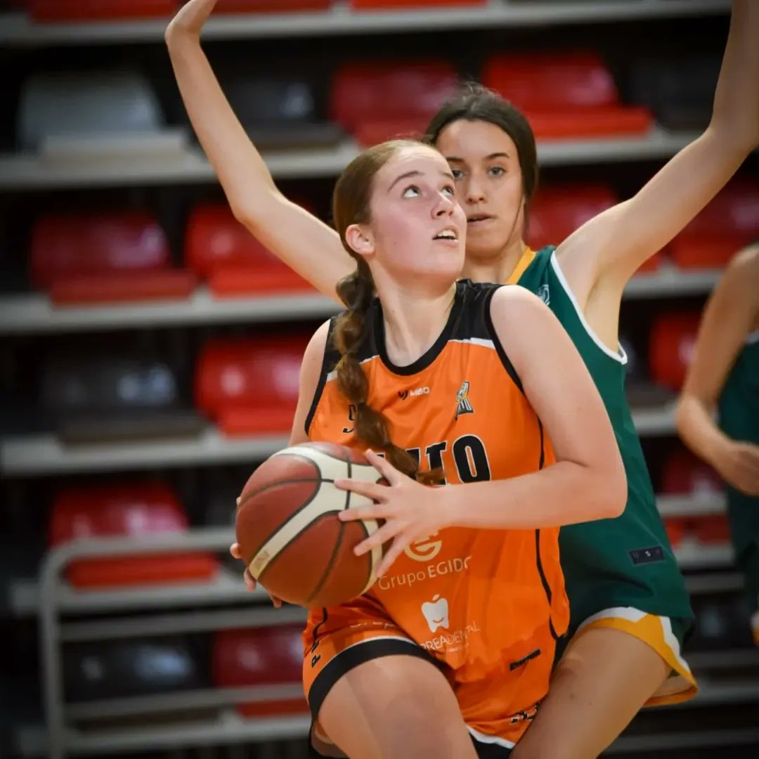 ¡A cuartos! 

Tremendo sábado para el cadete femenino, que remonta un -8 ante @ValcudeA y se mete entre los 8 mejores de la categoría. 

Ida: sábado 25 de mayo
Vuelta: sábado 1 de junio

Vosotras podéis 💪

Fotos @IAtance
#SomosPinto
#SomosPintobasket
#pintoesdeporte