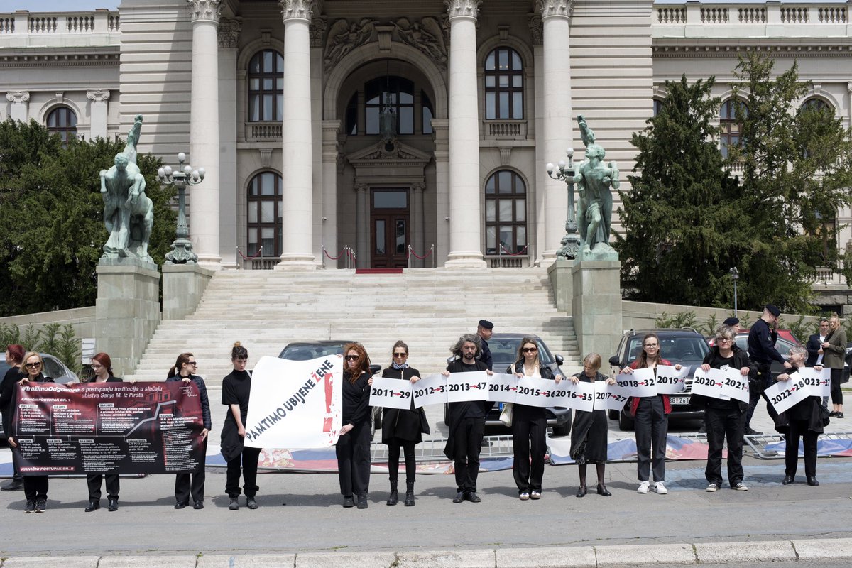 Danas je 18. maj, Dan sećanja na žene žrtve nasilja 🖤
Juče smo stajanjem ispred Narodne skupštine, zajedno sa Žene U Crnom Srbija i Ženska solidarnost podsetile narodne poslanice i poslanike na inicijative 👇🏼