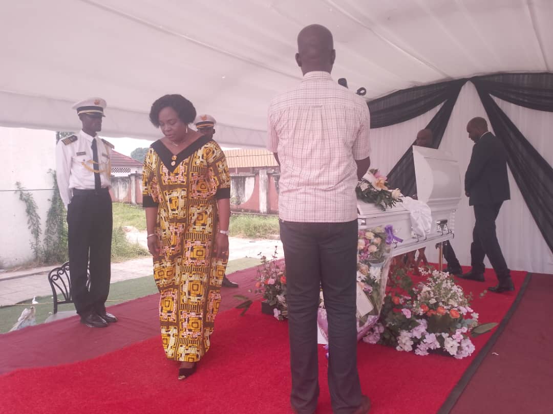 RDC : Le Directeur Général de la Radio Télévision Nationale Congolaise (RTNC), Sylvie Elenge Nyembo a déposé une gerbe de fleurs samedi à la morgue de l'hôpital du cinquantenaire pour rendre un dernier hommage au directeur provincial du Kongo-Central, Gabriel Lukeka