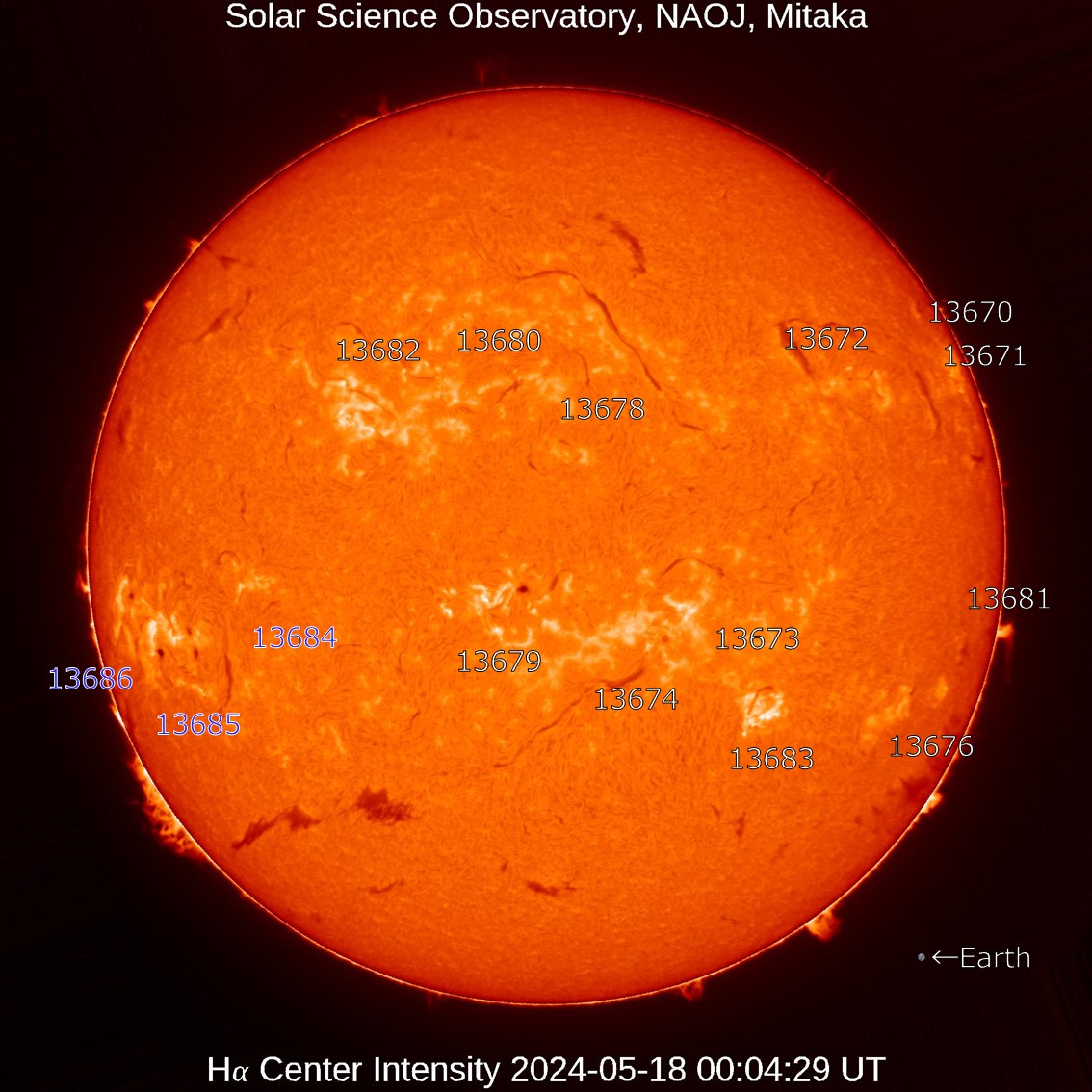 【本日の太陽】2024-5-18のHα線全面像 活動領域13684~13686が新たに出現しました。この領域は大きな黒点が密集しており、5月15日にはX2.9、17日にはM7.2の太陽フレアを観測している活発な状態です。 その少し南には東西に伸びたフィラメント、南東リムには大きなプロミネンスが見えています。 #太陽