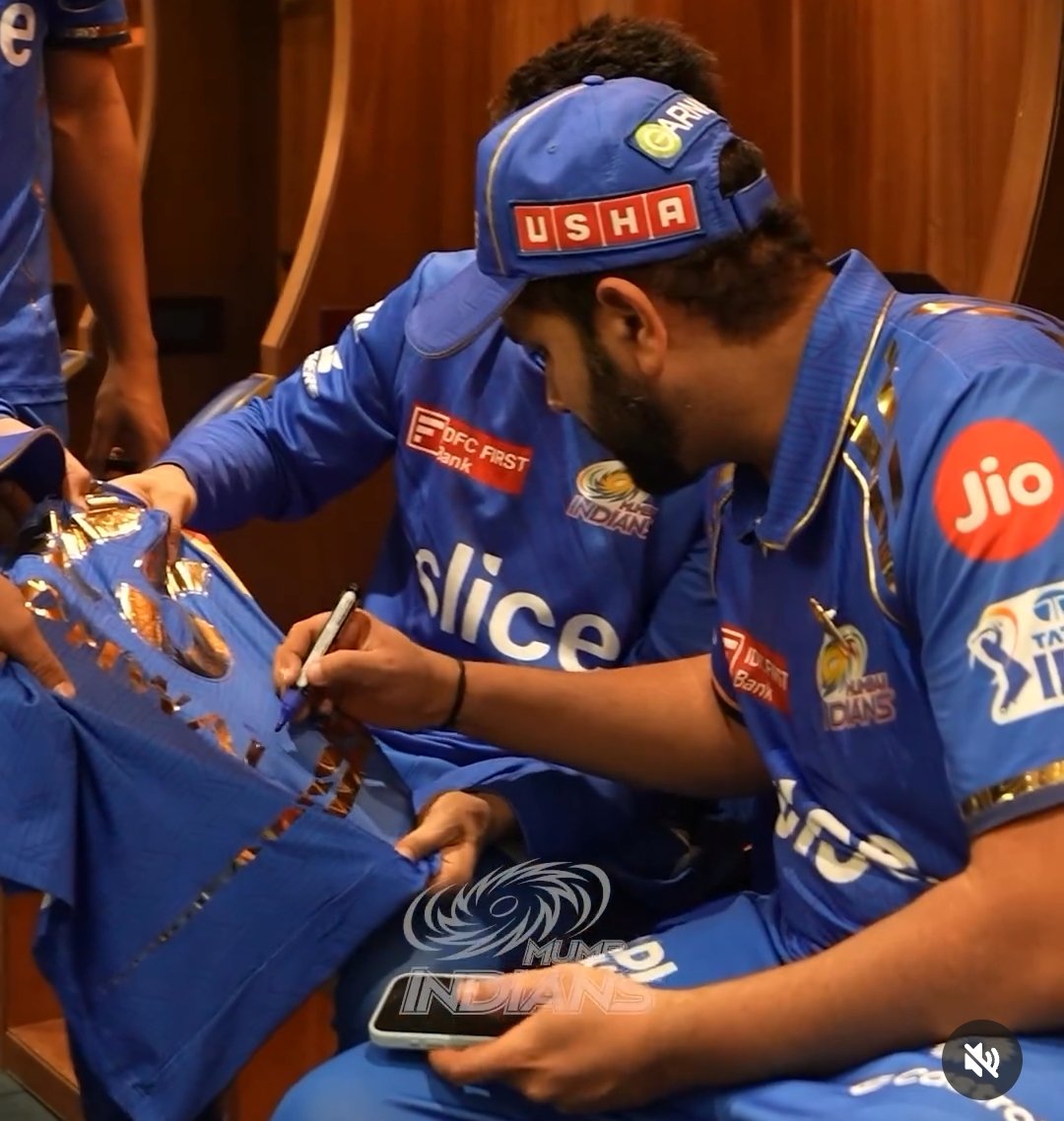 Rohit Sharma giving autograph to his MI team-mates. 👌