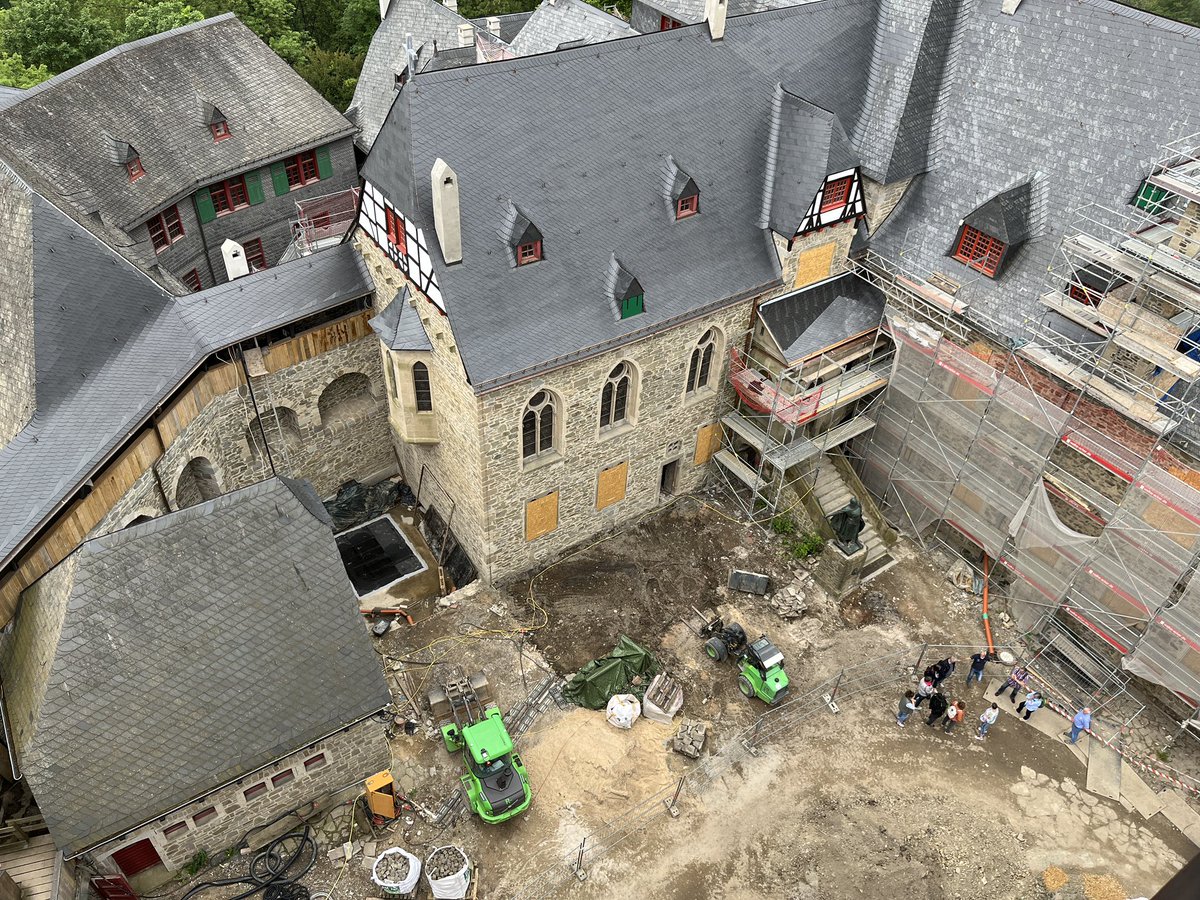 Grüsse von Schloss Burg, Solingen.
Ganz tolle Wurst hier, Hauptgebäude komplett dicht, aber Eintritt nimmt man dennoch. 🙄