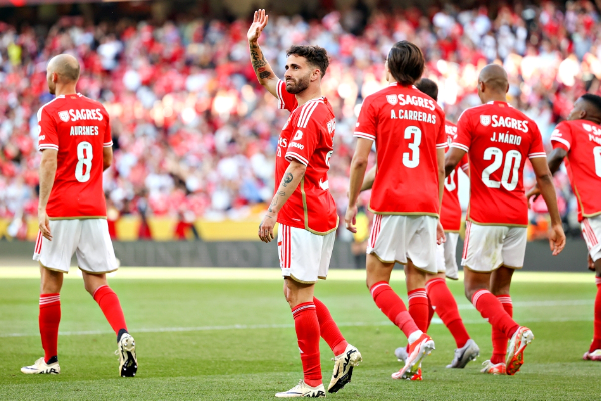 Rafa explica a recusa em bater os penáltis na despedida do Benfica:

"Eu nunca bati penáltis, não tinha por que começar agora. Não fazia sentido para mim. Eu sabia que era o meu último jogo, mas para mim o que me interessava era ganhar o jogo. Foi isso sempre que eu fiz em todos