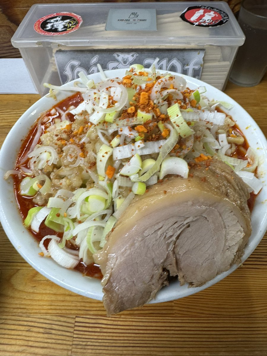 ハイマウントのまぜそば、ラーメンが無性に食べたい🤤小山で食べれないの悲しい😭 群馬のハイマウントM調べたら片道約80キロ笑😆 軽い旅行気分だけど遅くまでやってるみたいで迷うな🥹嫁と子ども行くかな？笑 ハイラックス車体が長すぎて駐車場停まるかが不安🅿️ 写真は小山のハイマ🍜食べたいな