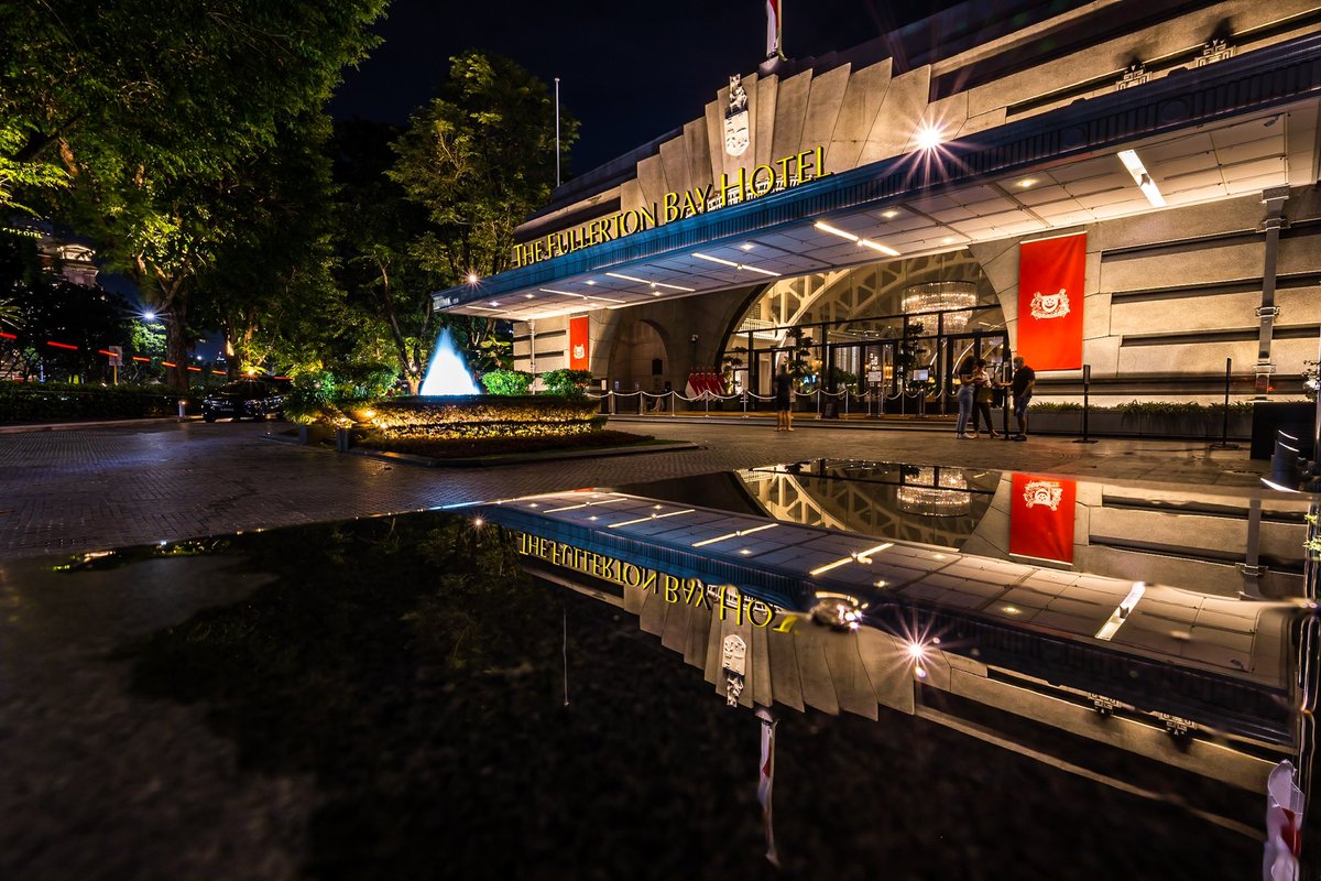 Entrance that mirrors the grandeur within. Reflection view of The Fullerton Bay Hotel in Singapore at night.

#loves_reflections #singapore #symmetryhunters #sgarchitecture #citybynight #seemycity @fullertonbaysg #nightphotography