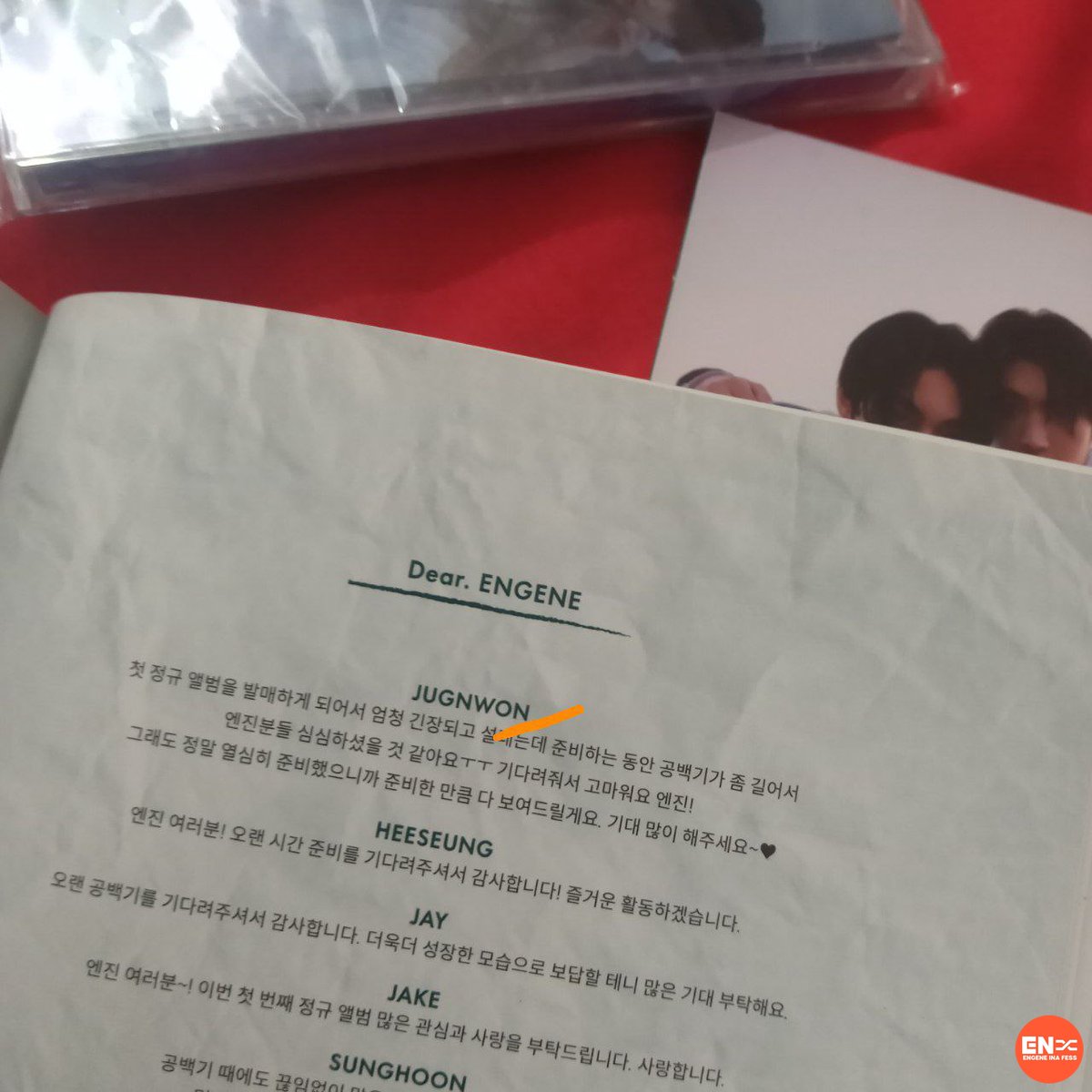 -en jin sender baru sadar tulisan jungwon di album dilemma esse ver. typo😭😭 kalian yg punya album ini gini juga ga si????