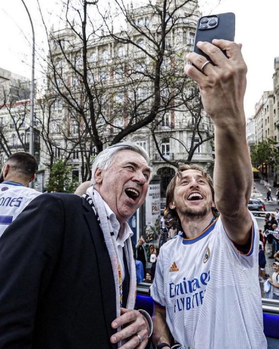 Luka Modric taking a selfie with Ancelotti. 🤍