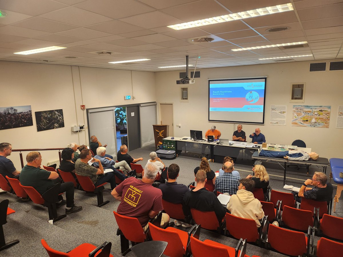 commandohut's tweet image. Voorbereiden voor de #4daagse van Nijmegen in volle gang. Vandaag update reanimatie, blarenprikken, verzorging etcetera. Wij zijn er voor jullie lopers van de 4 daagse. Het maakt niet uit, burger of militair. Iedereen is welkom. Zien we jou ook??? #4daagsevannijmegen #Nijmegen