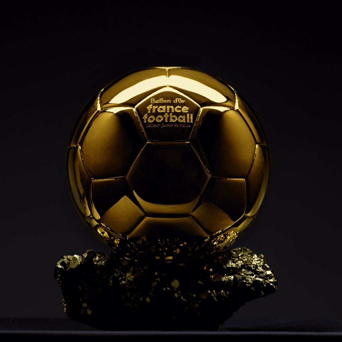 Kylian Mbappé quitte le podium des favoris pour le Ballon d'or 2024, désormais devancé par Harry Kane.

Le Top 10 des bookmakers : 
1️⃣ 🇧🇷 Vinicius Jr
2️⃣ 🏴󠁧󠁢󠁥󠁮󠁧󠁿 Bellingham
3️⃣ 🏴󠁧󠁢󠁥󠁮󠁧󠁿 Kane
4️⃣ 🇫🇷 Mbappé
5️⃣ 🇩🇪 Kroos
6️⃣ 🇩🇪 Wirtz
7️⃣ 🇪🇸 Rodri
8️⃣ 🇦🇷 Messi
9️⃣ 🏴󠁧󠁢󠁥󠁮󠁧󠁿 Foden
🔟 🇳🇴 Haaland

(OddsChecker)