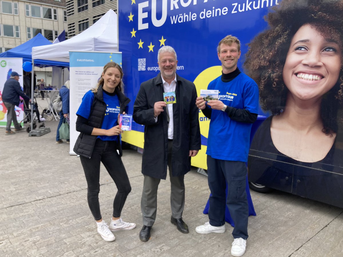 Stefan Lock (@stefanlock) on Twitter photo Netter unverhoffter EU-Talk beim Marktbummel in Würzburg heute … mit vielen Grüßen an die Münchner Kolleginnen und Kollegen 😊 <a href="/RDeckarm/">Renke Deckarm 🇪🇺</a> <a href="/wbuecherl/">Wolfgang Bücherl</a> Netter unverhoffter EU-Talk beim Marktbummel in Würzburg heute … mit vielen Grüßen an die Münchner Kolleginnen und Kollegen 😊 <a href="/RDeckarm/">Renke Deckarm 🇪🇺</a> <a href="/wbuecherl/">Wolfgang Bücherl</a>