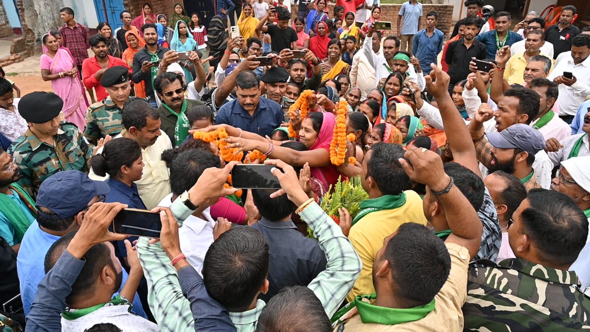 गांडेय विधानसभा क्षेत्र में जिस ब्लॉक, गांव, पंचायत या टोला गयी, क्षेत्र के अपने लोगों का मुझे असीम स्नेह मिला। माताओं-बहनों का विशेष प्रेम, युवाओं और बच्चों का साथ तथा बुजुर्गों का आशिर्वाद मिला। अपने बेटे और भाई हेमन्त जी के प्रति आपके मन में जो अटूट विश्वास है, वही मेरी ऊर्जा,