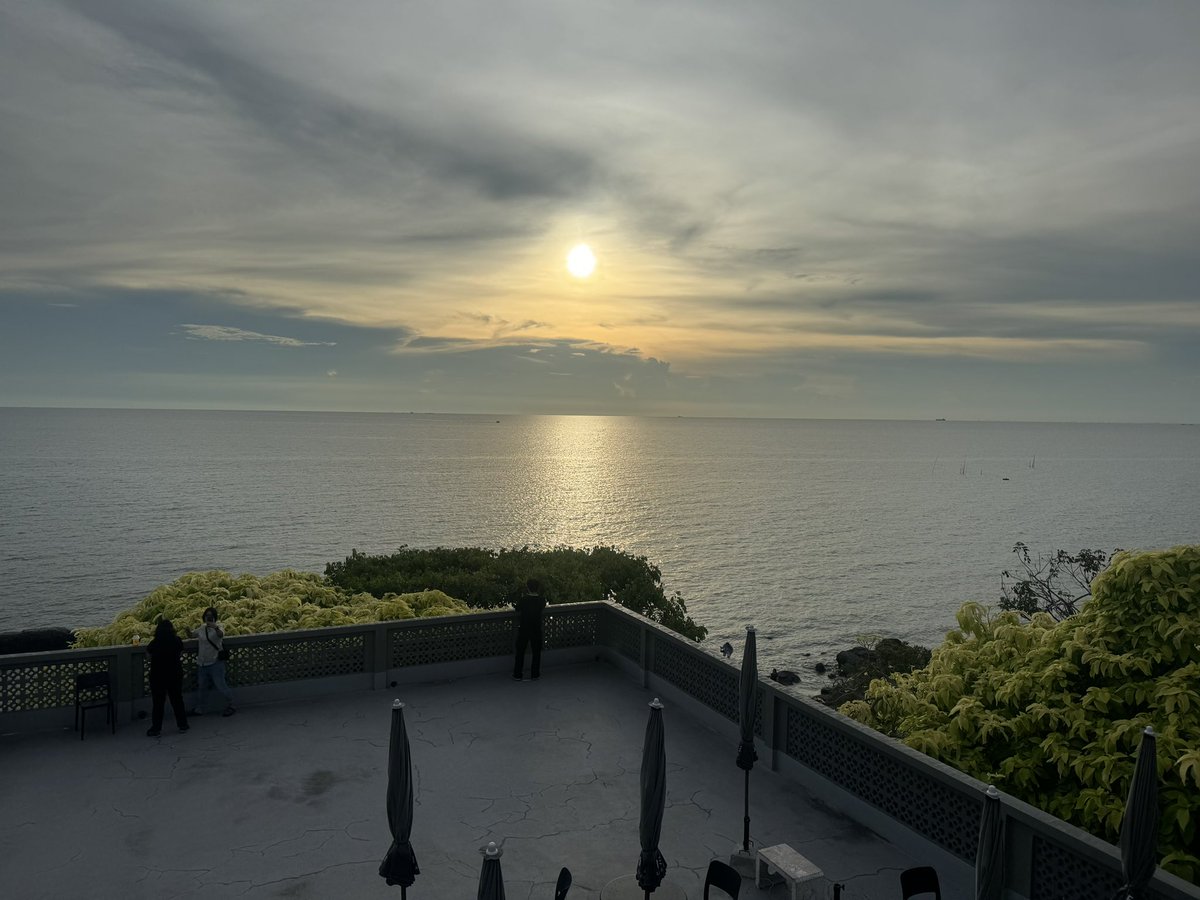 marmin_sasaki's tweet image. タイのバンセービーチの海沿いにあるカフェ。
ここはロケーション勝ちで雰囲気が素敵過ぎる…✨
こんなのが普段の日常にあったらいいのになぁ…☺️ 

#HIDDENLAB  #バンセービーチ
