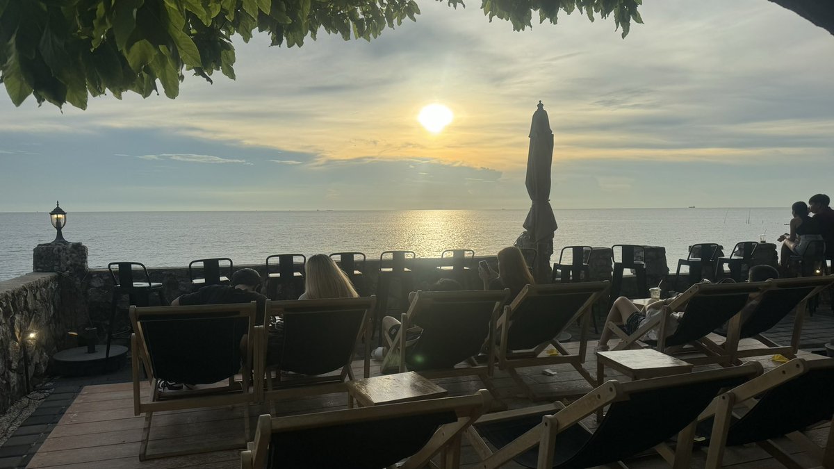 marmin_sasaki's tweet image. タイのバンセービーチの海沿いにあるカフェ。
ここはロケーション勝ちで雰囲気が素敵過ぎる…✨
こんなのが普段の日常にあったらいいのになぁ…☺️ 

#HIDDENLAB  #バンセービーチ