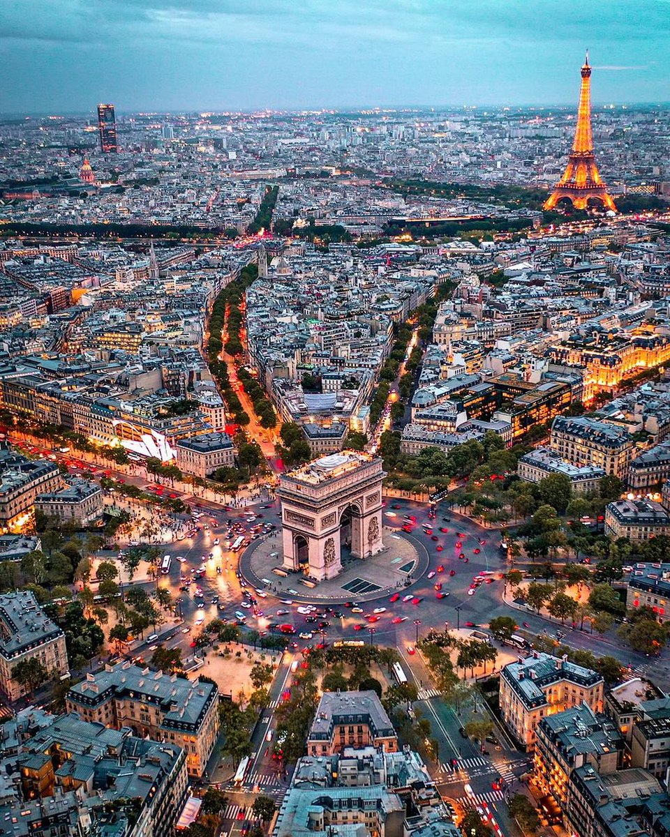 A thread with spectacular aerial views of cities…🧵

1. Paris, France