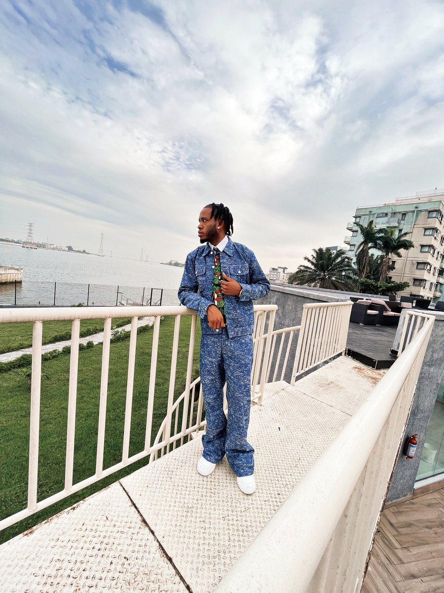 Can’t get enough of this new jam! Add it to your playlists and let’s keep the vibes going strong!😁 

#onrepeat #thegentleman #streamnow #gentleman #sweetbrown