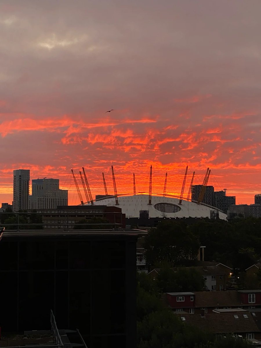 The sunrise in London today is so beautiful, isn’t it? I was sending my friend to the airport and happened to see today’s sunrise
