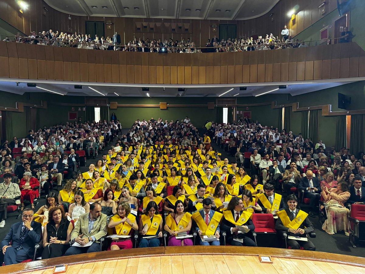 Hoy celebramos la graduación de la promoción 502 de @unicomplutense en el Hospital Universitario 12 de Octubre