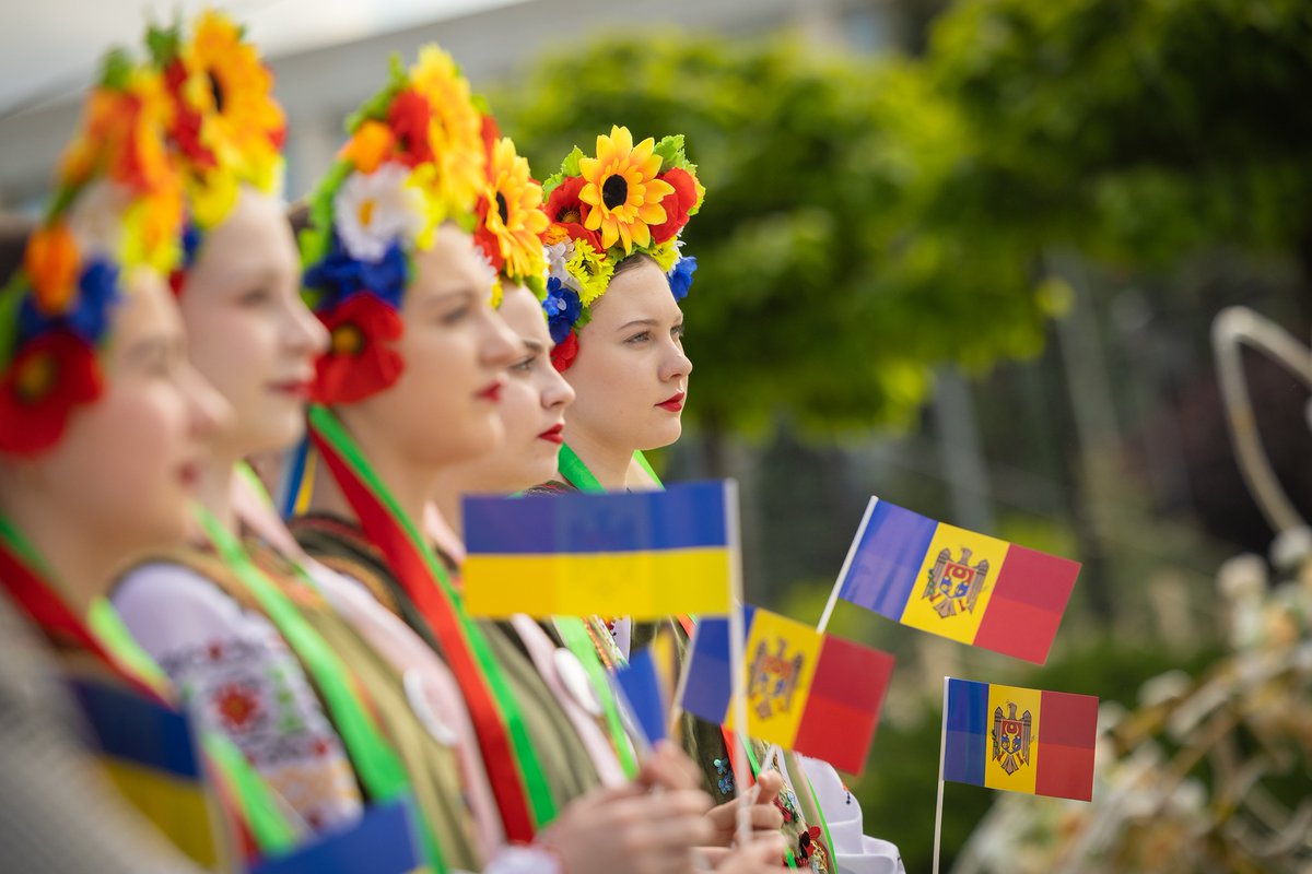 Today is more than ever important to keep alive the tradition of the Ukrainian people. Together with friends we share the same values of democracy, freedom and peace, we proudly carried the flags of 🇺🇦 Ukraine, 🇲🇩 Moldova and 🇪🇺 the EU on the streets of Chisinau. #VyshyvankaDay