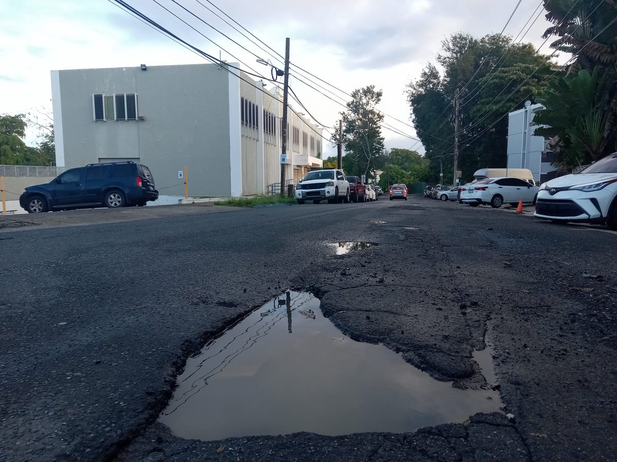 Me pregunto...cuánto tiempo y esfuerzo requiere que arreglen los cráteres de impacto en la carretera frente a la escuela. Llevan un año.