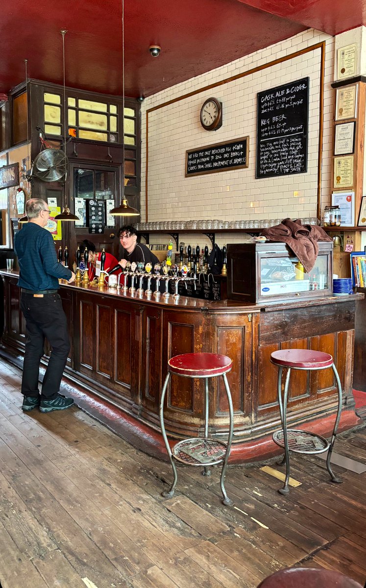 First stop is at The Southampton in Kentish Town. A fantastic oldschool Beer lovers paradise. #Kentishtown #londonpubs #beer