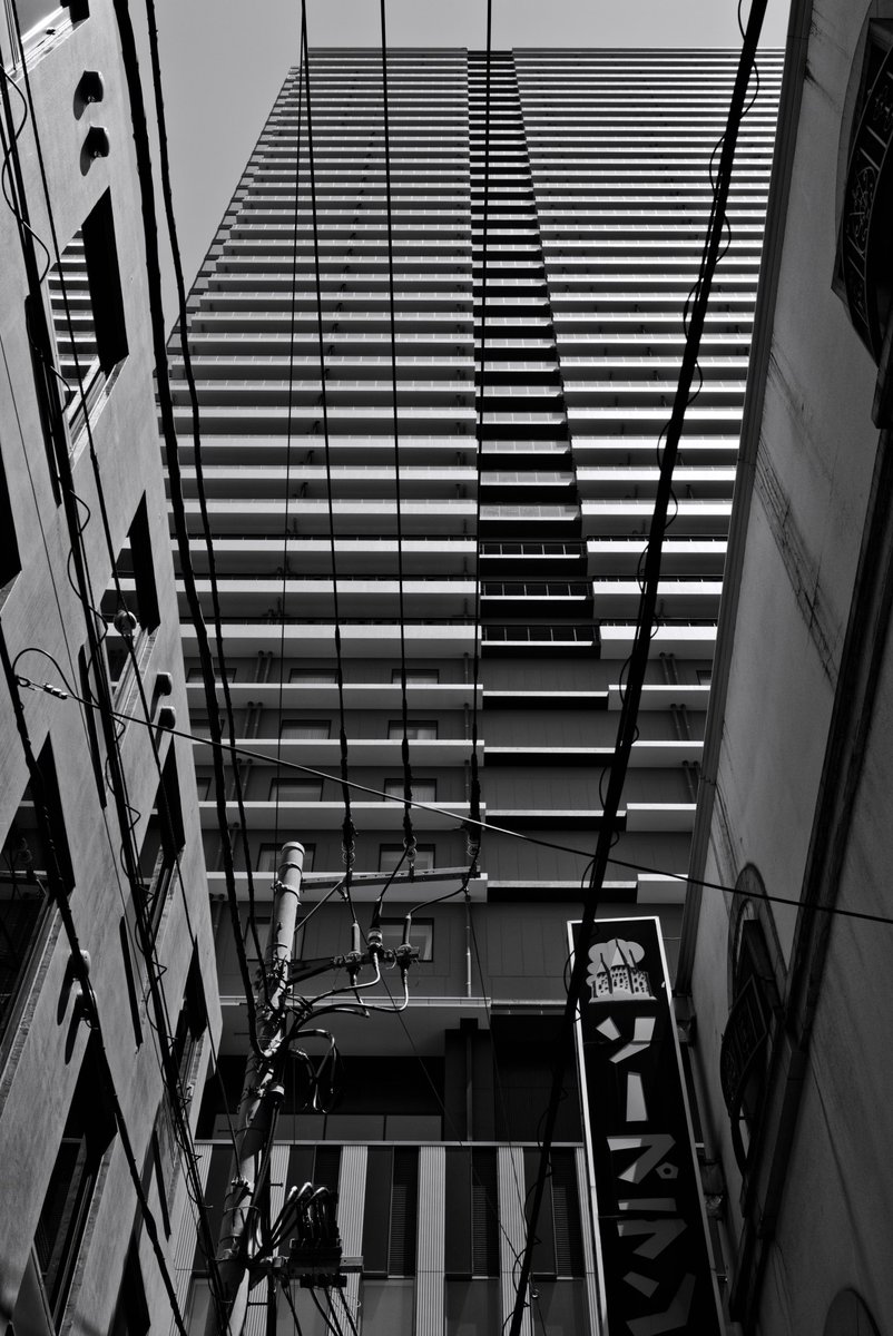 横浜駅直結の人もうらやむ最新高級高層マンション、周辺の環境は気にしないこと ／ High-rise apartment directly connected to Yokohama Station
#photography #streetphotography #architecture #blackandwhitephotography #japan
